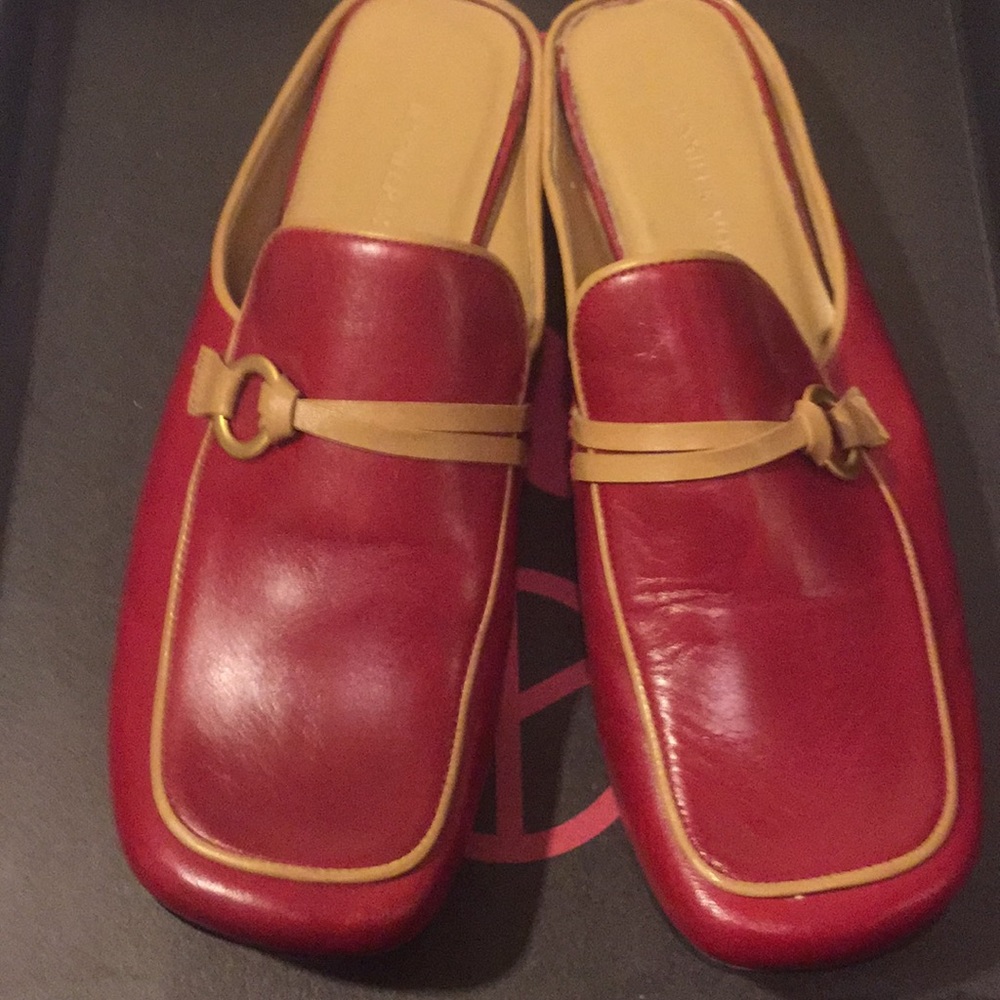 JENNIFER MOORE RED & BEIGE / TAN MULE